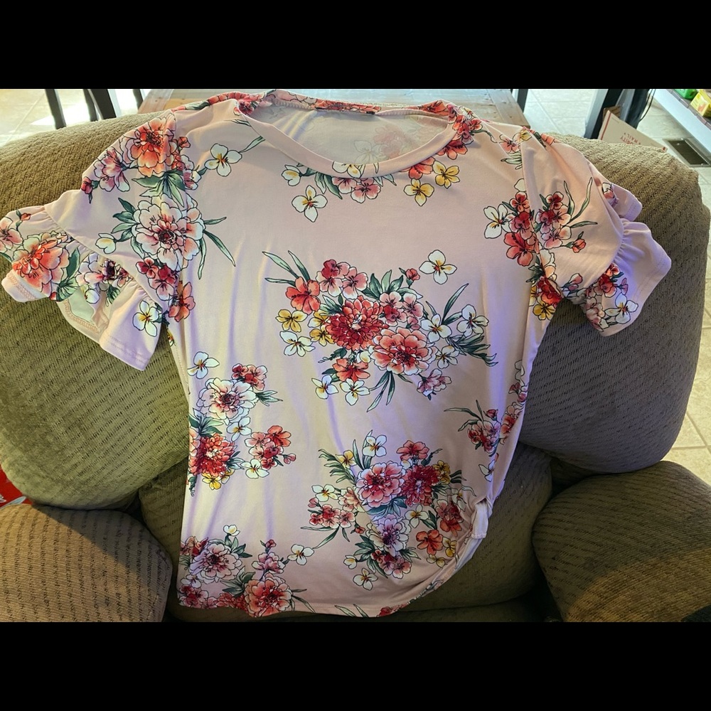 Flowered blouse with flared out sleeves